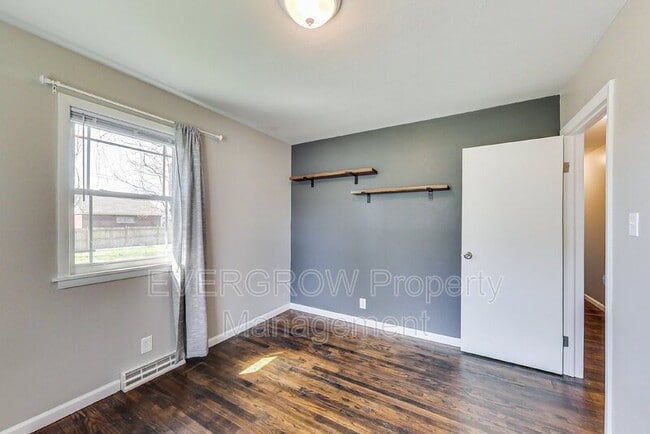 Building Photo - 1302 S Sheridan Ave
