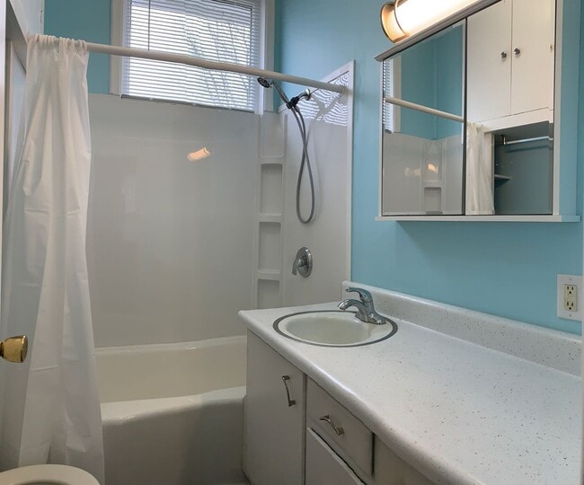 Building Photo - Recently Renovated 2 bed house!