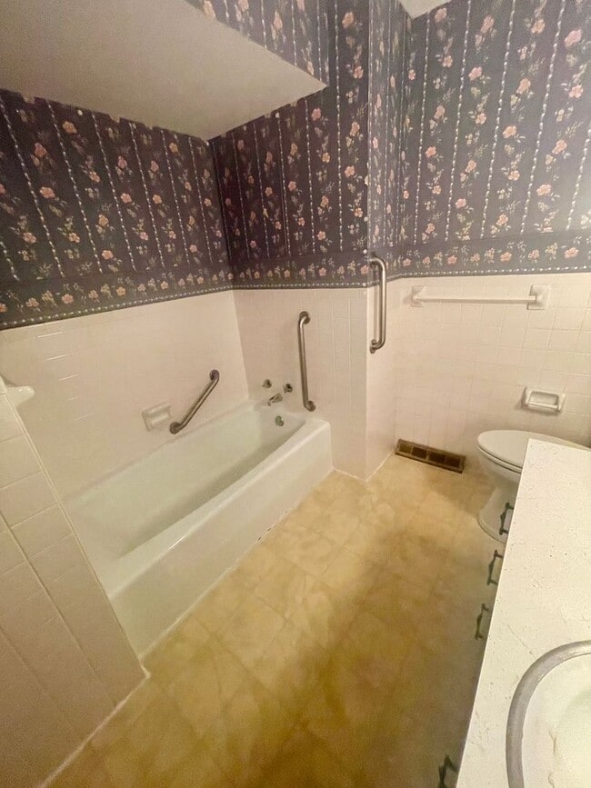 Building Photo - 3269 N Weller Ave