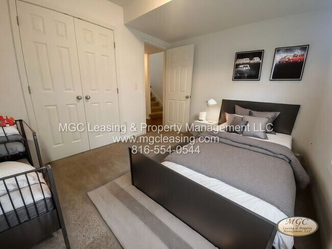 Building Photo - 3 bedroom Duplex with unique floor plan for rent in the Northland