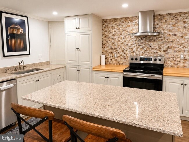 Building Photo - 216 Stern Cove