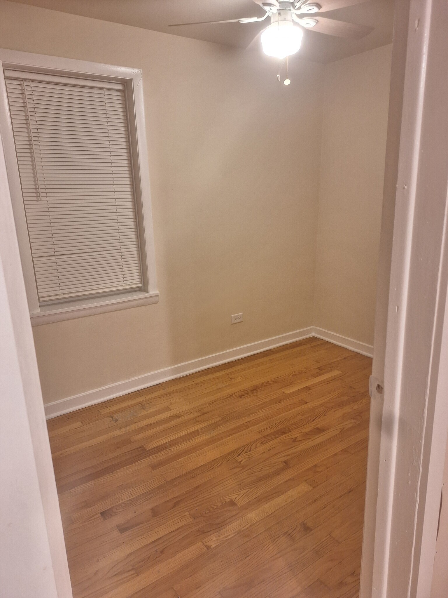 Room 2 - 4546 S Rockwell St