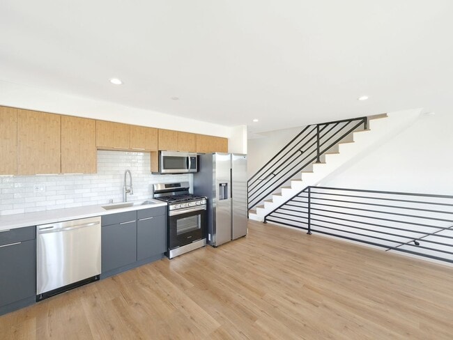 Building Photo - Massive 4 & 5 Bed Luxury Townhomes