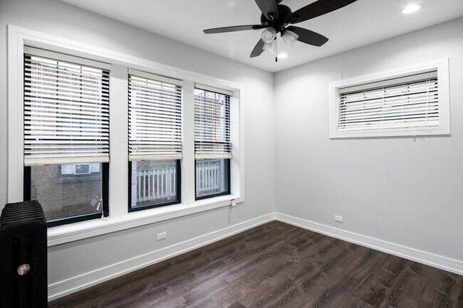 Building Photo - 1058 W Glenlake Ave