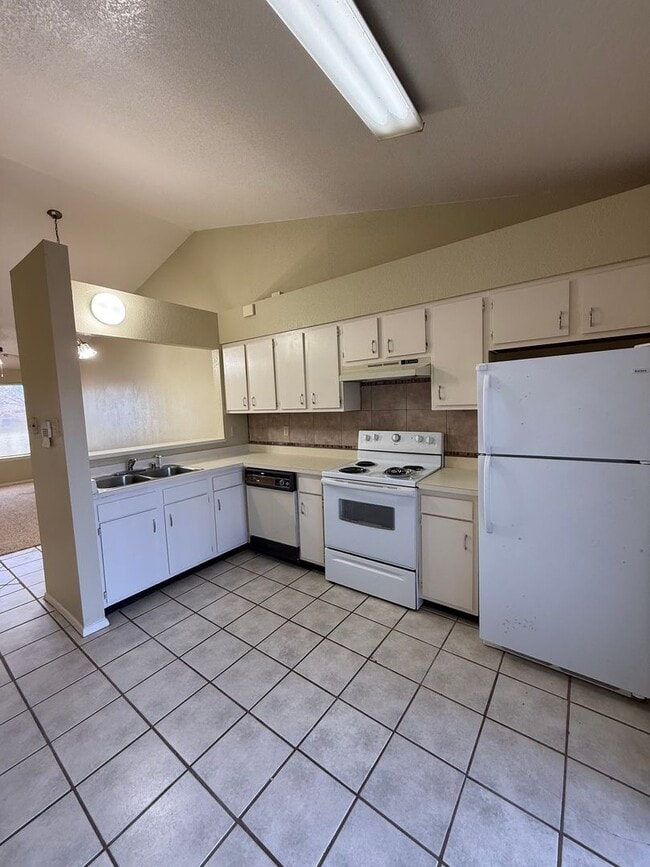 Building Photo - 2 Bedroom, 1 Bath Unit Available Now!