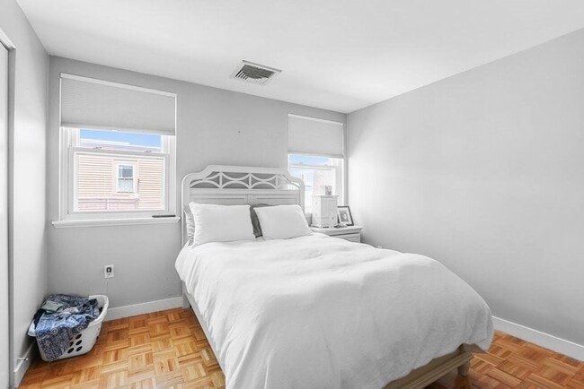 Building Photo - 128 Tudor St