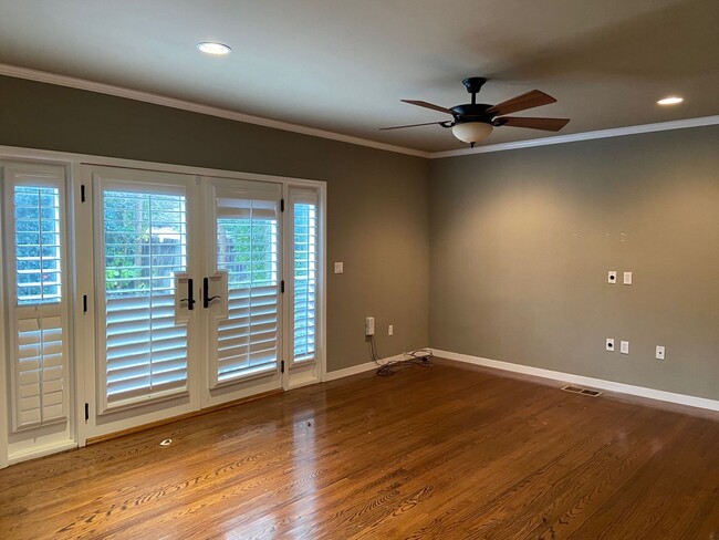 Building Photo - 4 Bedroom 3 Bathroom Land Park Home