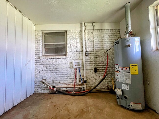 Building Photo - Comfortably Updated 4-Bedroom 2-Bathroom O...