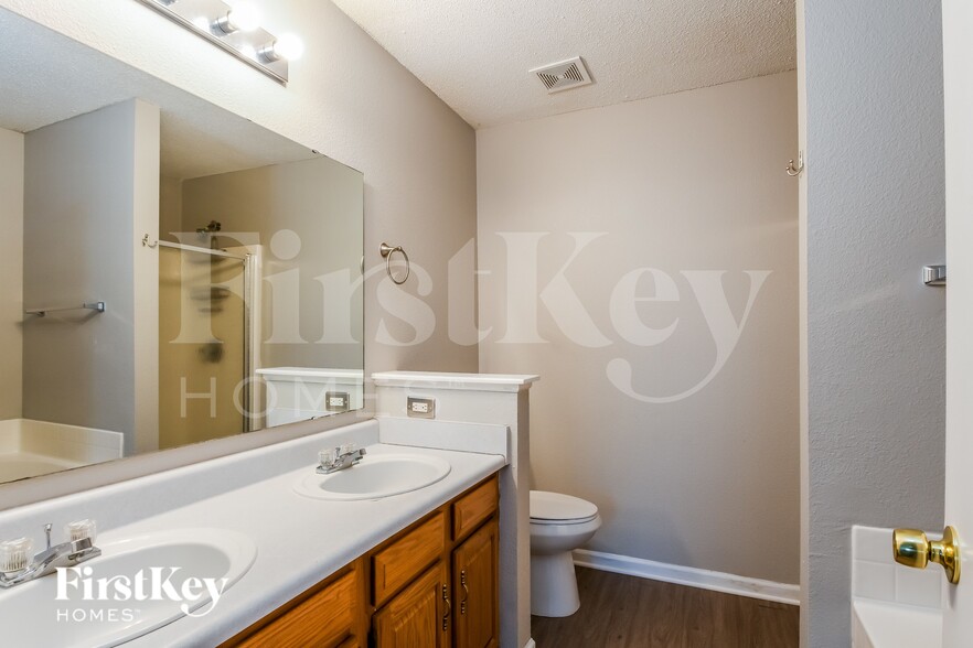 Building Photo - 19127 Fox Chase Dr