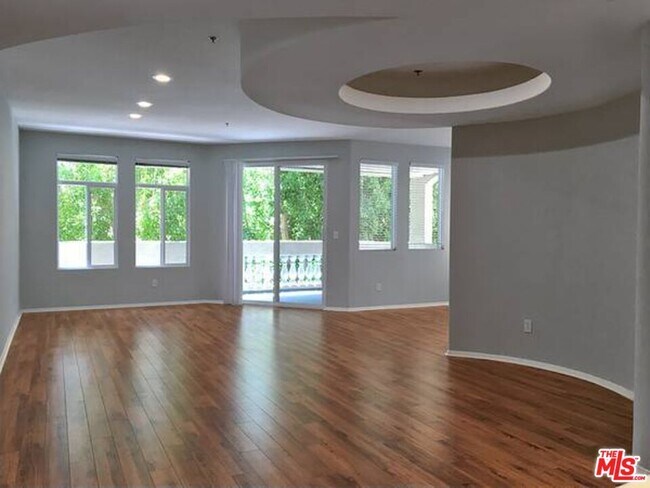 Building Photo - 12712 Moorpark St