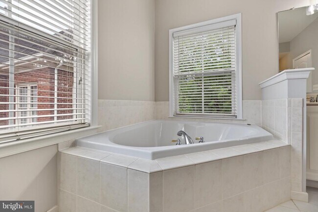 Building Photo - 5256 Bessley Pl