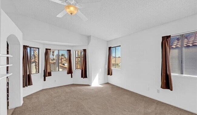 Building Photo - STUNNING 4 BEDROOM 3 BATH, 2 STORY HOME WI...