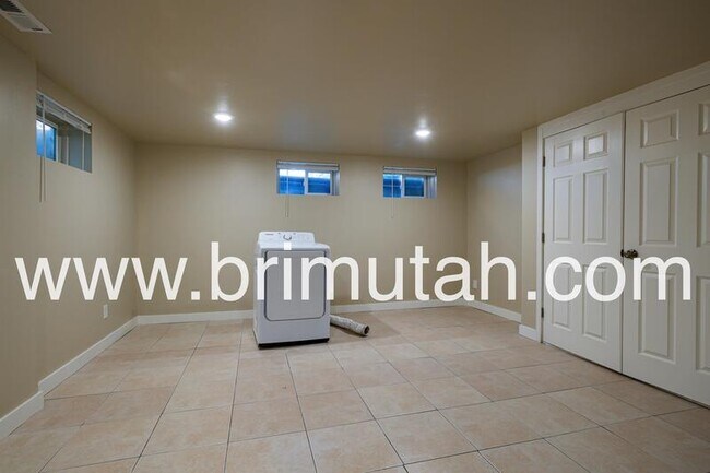 Building Photo - 2393 E 3000 S