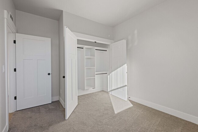 Building Photo - LEASE TAKE OVER PLEASE CALL TENANTS BRITTNEY 480-868-7733 OR Gunner Norton 480-450-0666 -FOR THIS...