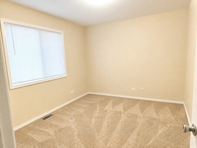 Building Photo - 320 Thistle Dr