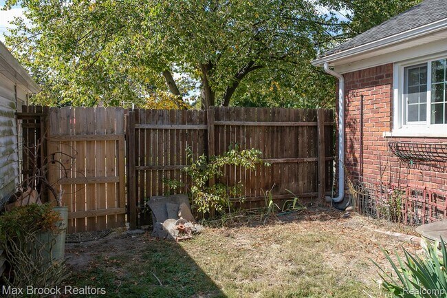 Building Photo - 4163 Amherst Rd