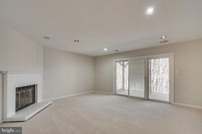 Building Photo - 3 Bedroom 3.5 Bath 3 Level Townhome in Germantown