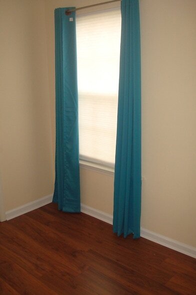 Building Photo - 425 Reavis Ave