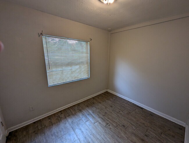 Building Photo - Charming 3/1 just repainted and ready for occupancy!