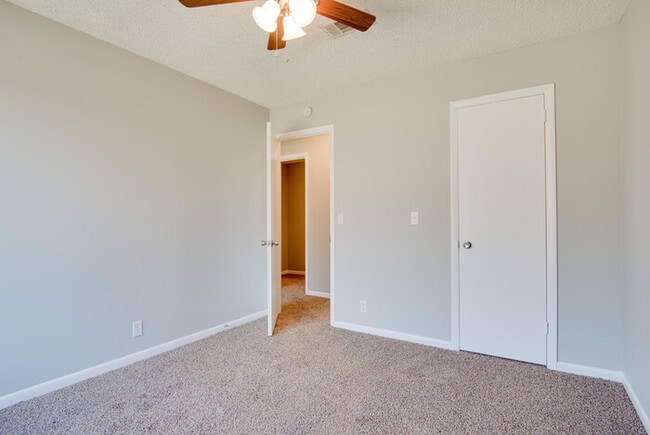 Building Photo - Amazing and spacious 3/2.5 Hermitage Townhouse with fireplace & patio!!! Pets ok!