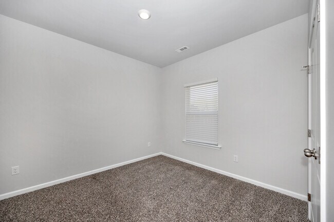 Building Photo - 157 High Leaf Dr