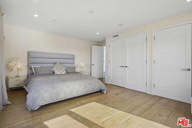 Building Photo - 9716 Oak Pass Rd