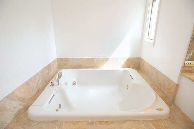 Building Photo - Townhome in the desired Chesapeake Harbour!!!