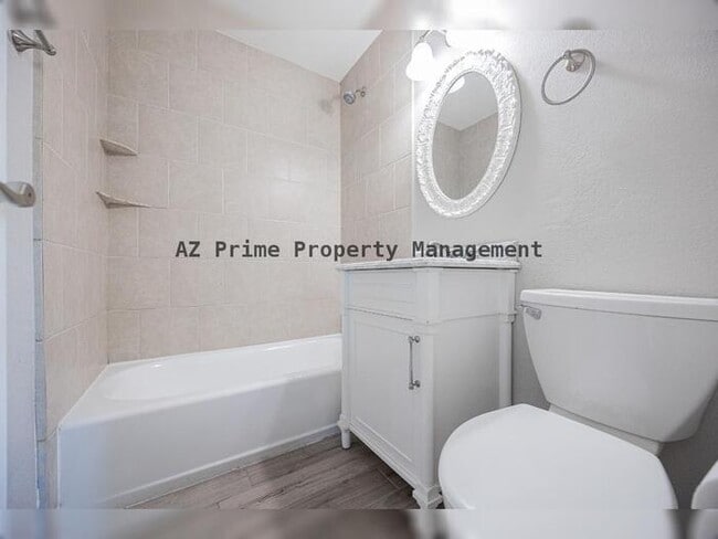 Building Photo - 452 S Mulberry