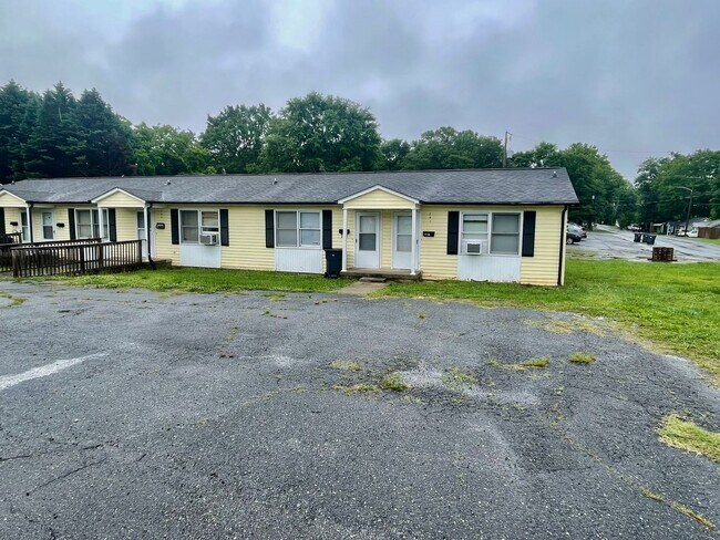 Building Photo - Must see Newly renovated 1 bedroom 1 bath apartment . Located in Dallas .