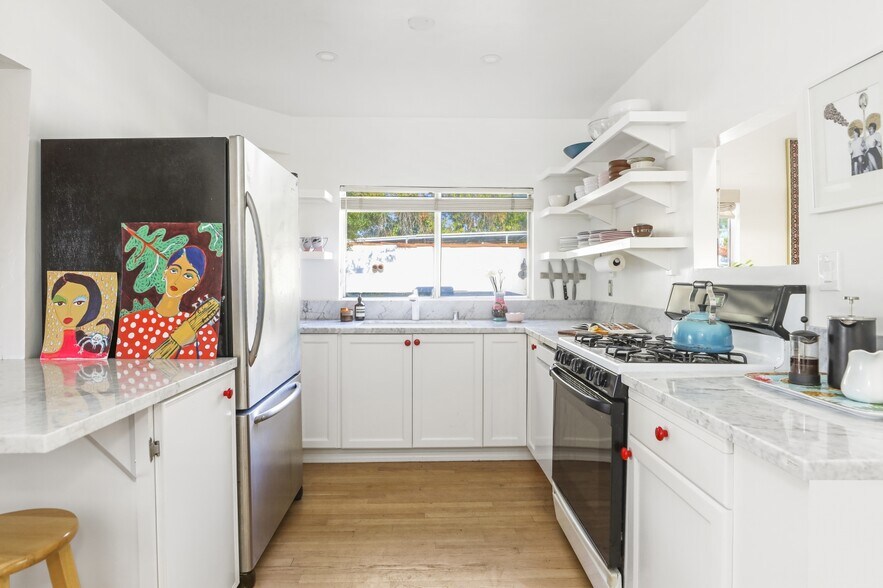 Building Photo - 1563 Lucretia Ave