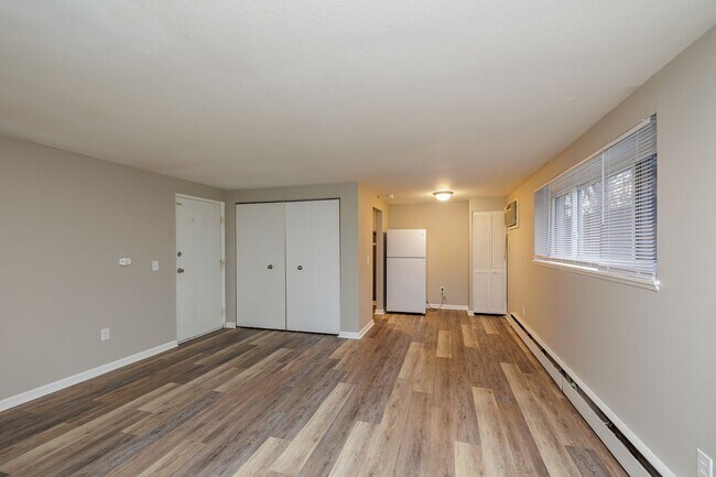 Building Photo - 3rd floor completely renovated and new owners