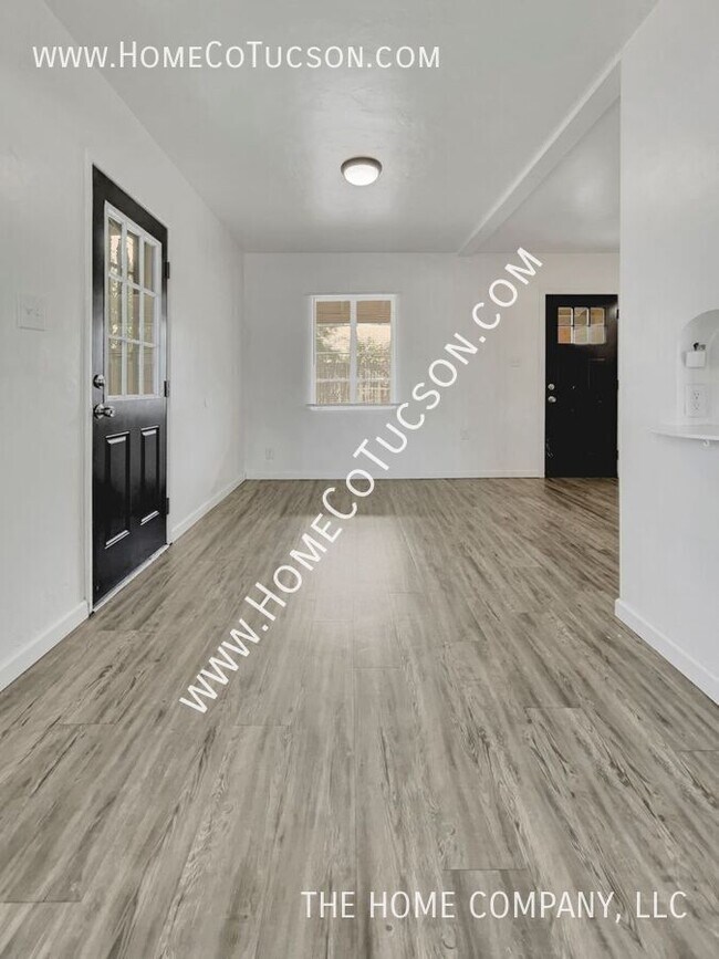 Building Photo - 833 W Jacinto St