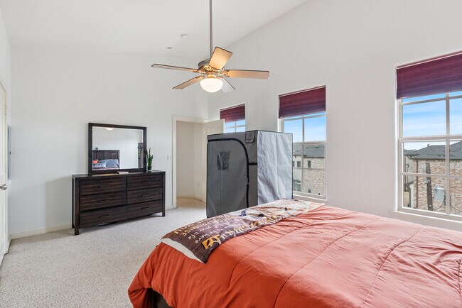 Building Photo - 2216 Chenevert St