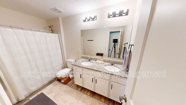 Building Photo - 961 Louise Dr