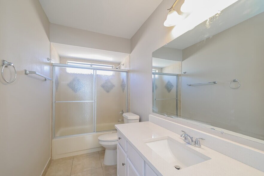 Building Photo - 3263 Fairfield Dr