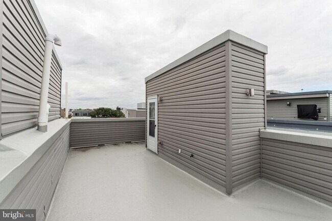 Building Photo - 1910 Fernon St