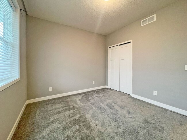 Building Photo - Sparkling, SPACIOUS Like-New Home with 3 B...
