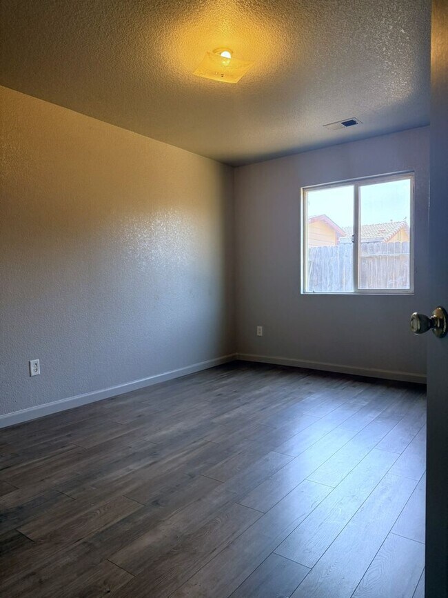 Building Photo - 4/2 with open floor plan Available NOW!!