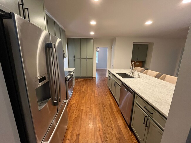 Building Photo - Beautiful 4 Bedroom with 4 Baths