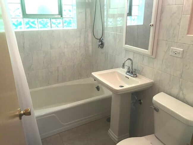 Building Photo - 725 Busse Hwy