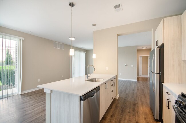 Building Photo - Two Bedroom Luxury Apartment (Elevator Bui...