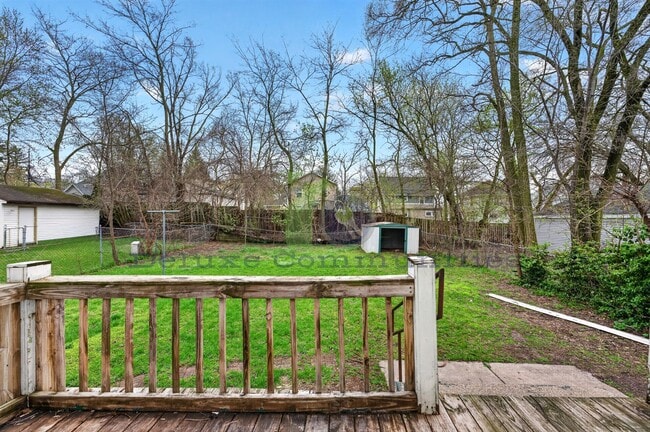 Building Photo - Beautiful Two Bedroom Lower Unit! Available NOW!!