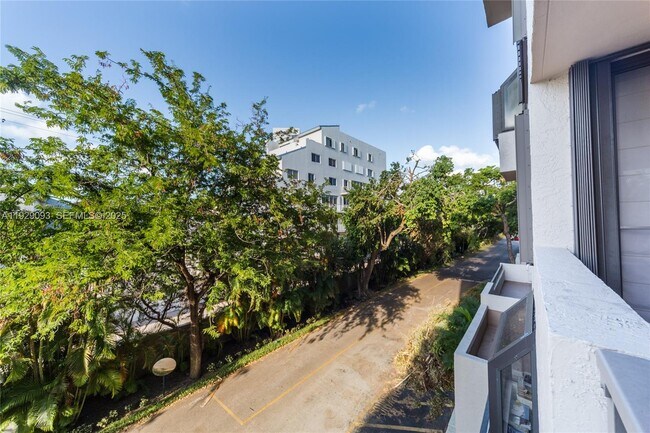 Building Photo - 121 Crandon Blvd