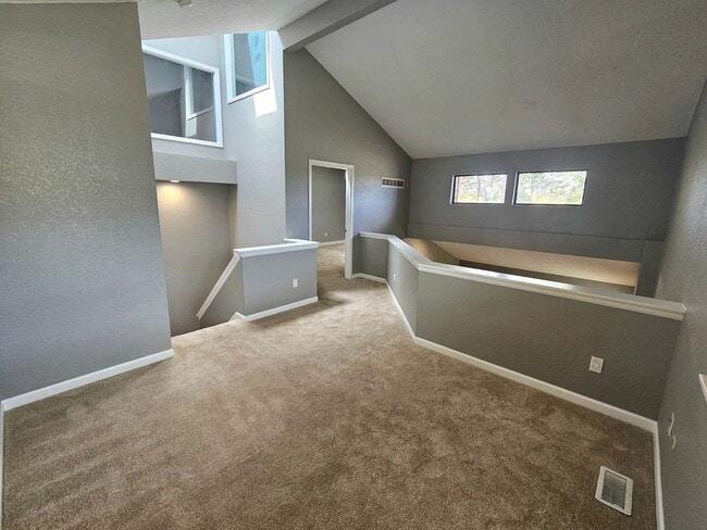 Building Photo - Gorgeous 2+ Bedroom 3 Bath Townhouse with ...
