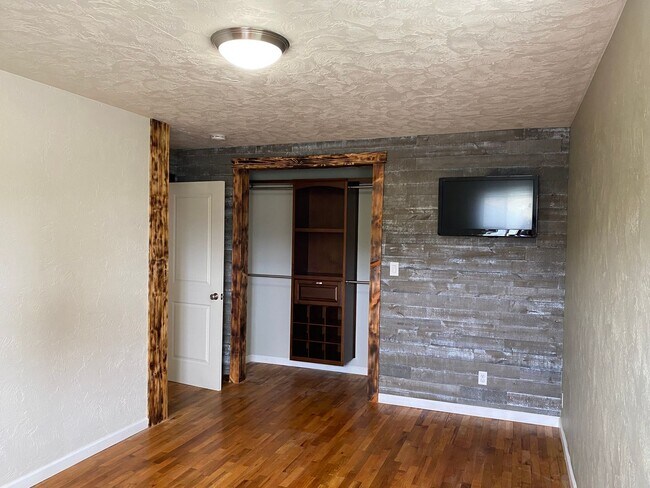 Building Photo - 3 Bedroom 1 Bath Hucrest Home