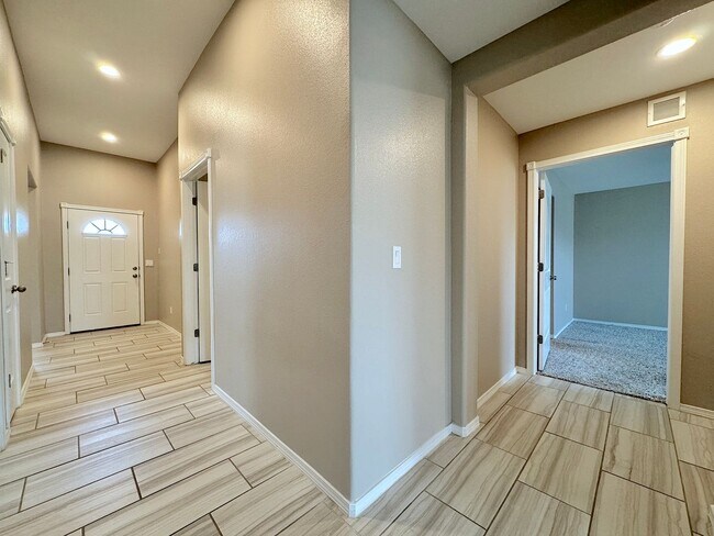 Building Photo - East El Paso 3 bed Refrig A/C