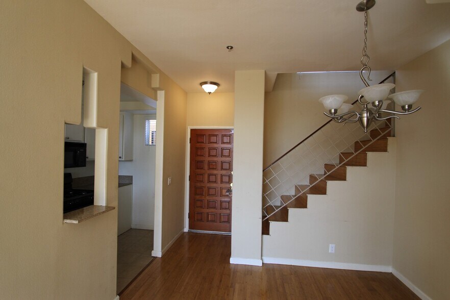 Building Photo - 425 N Alvarado St