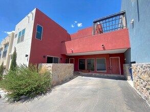 Building Photo - West El Paso 4bed/3.5bath Townhome