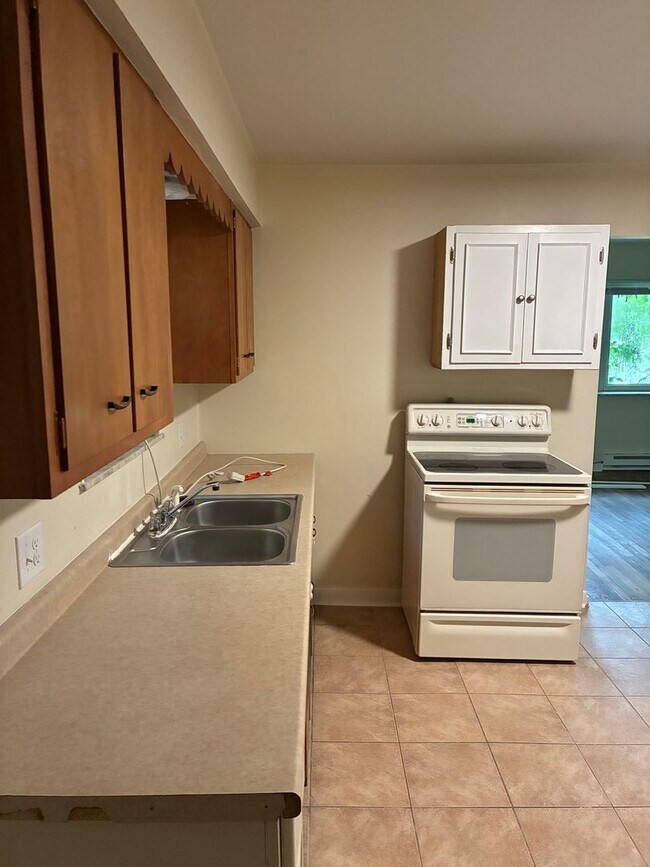 Building Photo - Cozy 2 Bedroom 1 Bath Duplex! Available Now!