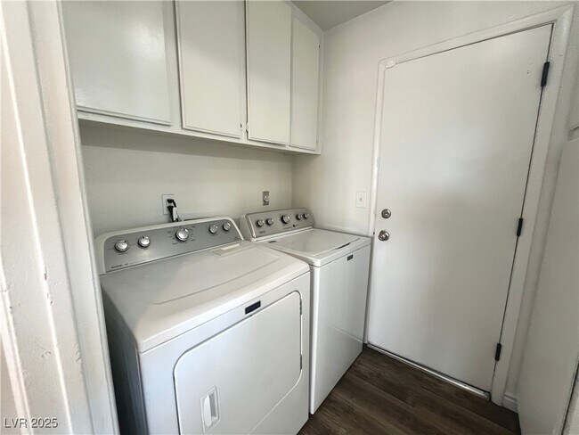 Building Photo - 1537 N Canyon Rose Way